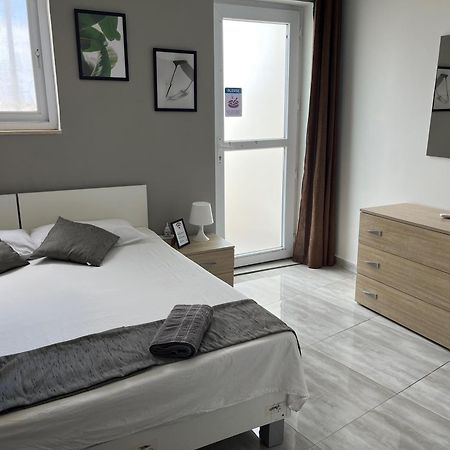F5 Room 1, Private Double Room With Private Bathroom And Balcony In Shared Flat Msida Kültér fotó